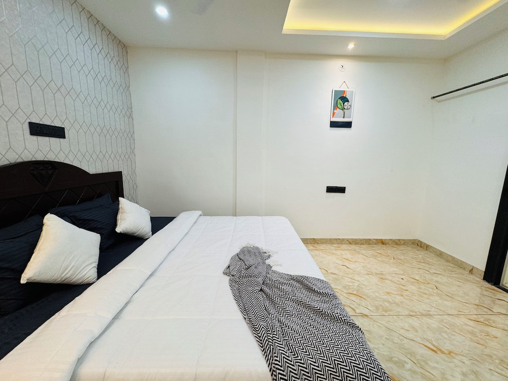 HE Azure 3BHK Bunglow Nr Apollo DB City view 4