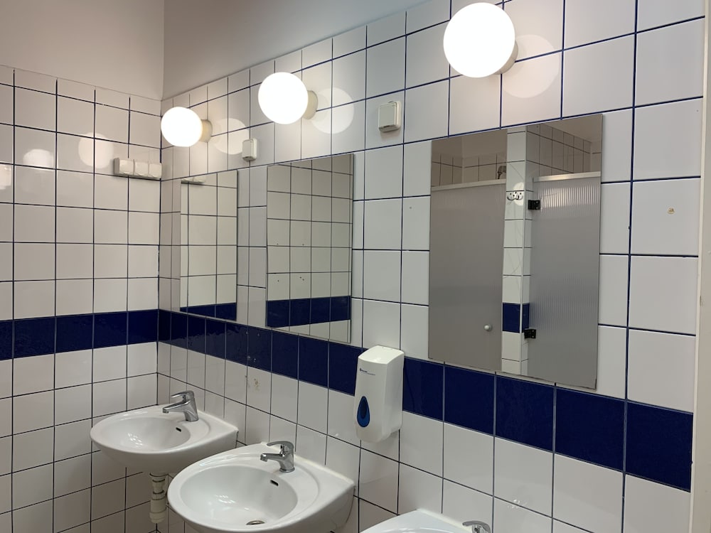 2B Hostel & Rooms