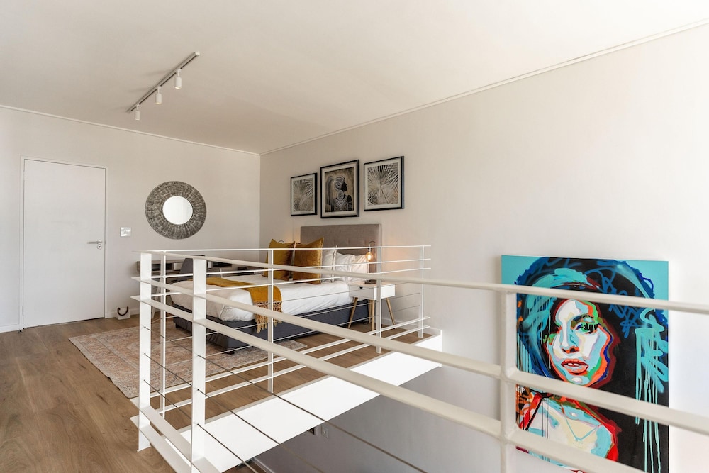 Urban Palette - Modern Artistic Green Point Apt