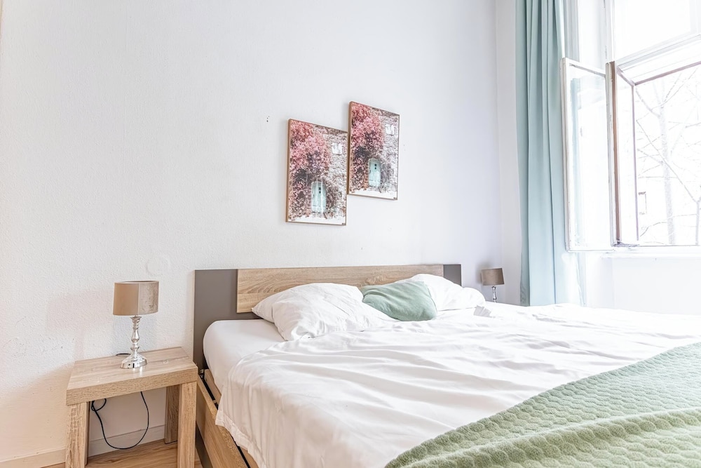 Simple 1BR Apt Long Stay Near Belvedere