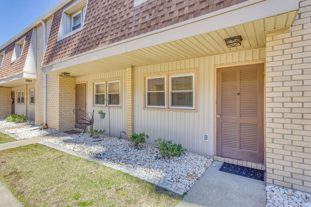 Walk to Myrtle Beach: Townhome w/ Pool Access