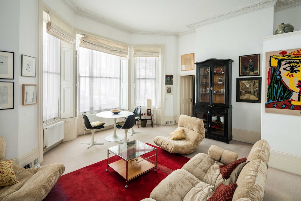 Sleek Simple & Peaceful 1Bd Flat Kensington