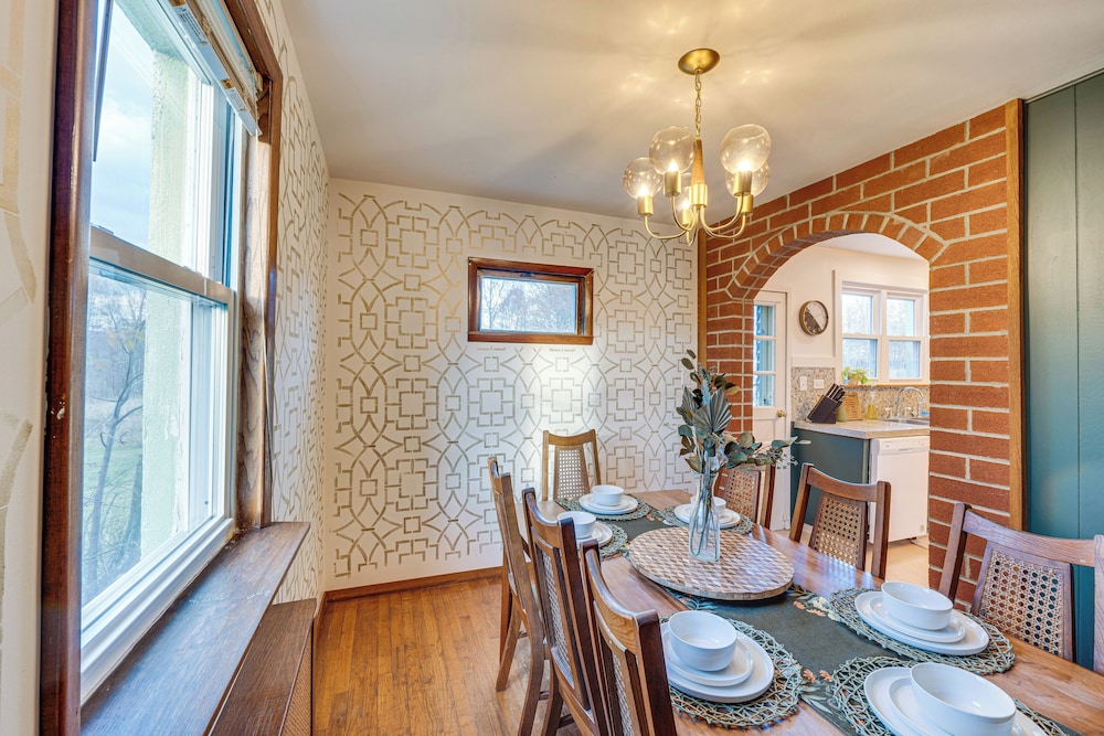 Charming Gardiner Home w/ Yard & Sunroom
