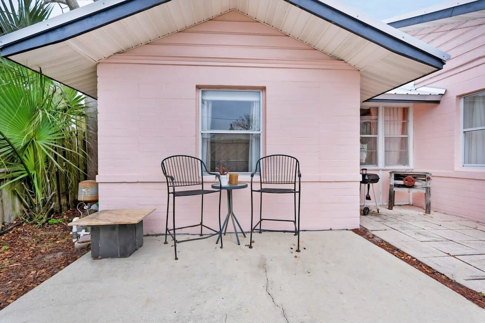 Pink House in Prime Location Dogs Ok Walk to DT
