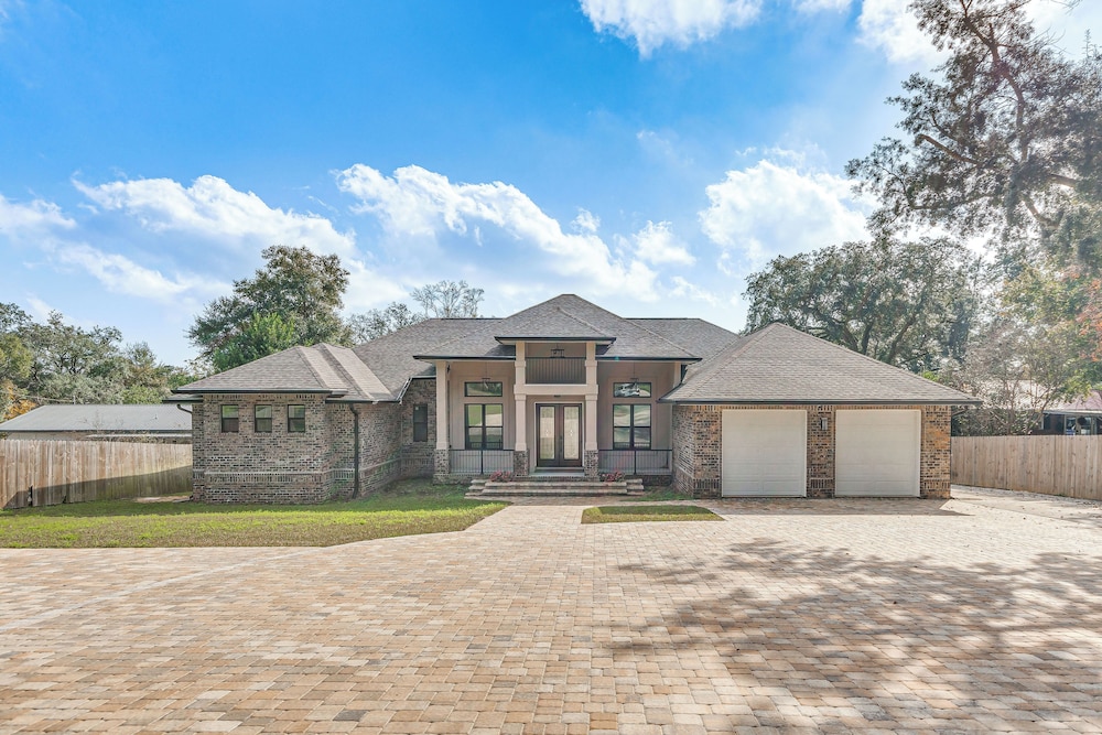 Waterfront Retreat w/ Outdoor Oasis in Pensacola