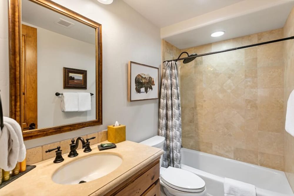Grand Lodge - 3 Bedroom Deluxe #407 - Ski-in/out 3 Condo