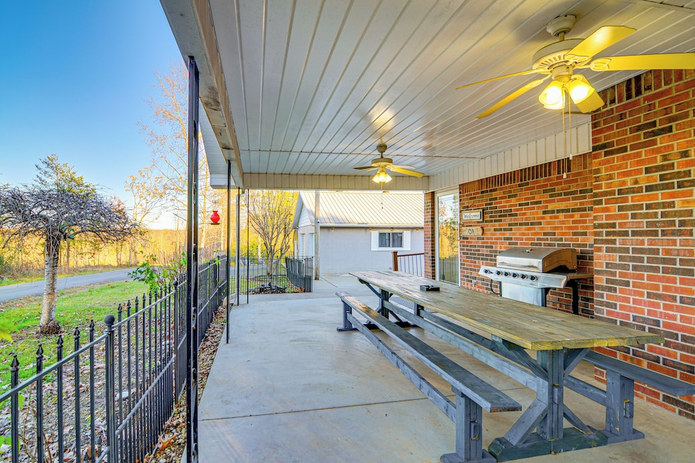 2 Mi to Lake Cumberland Access: Home w/ Grill