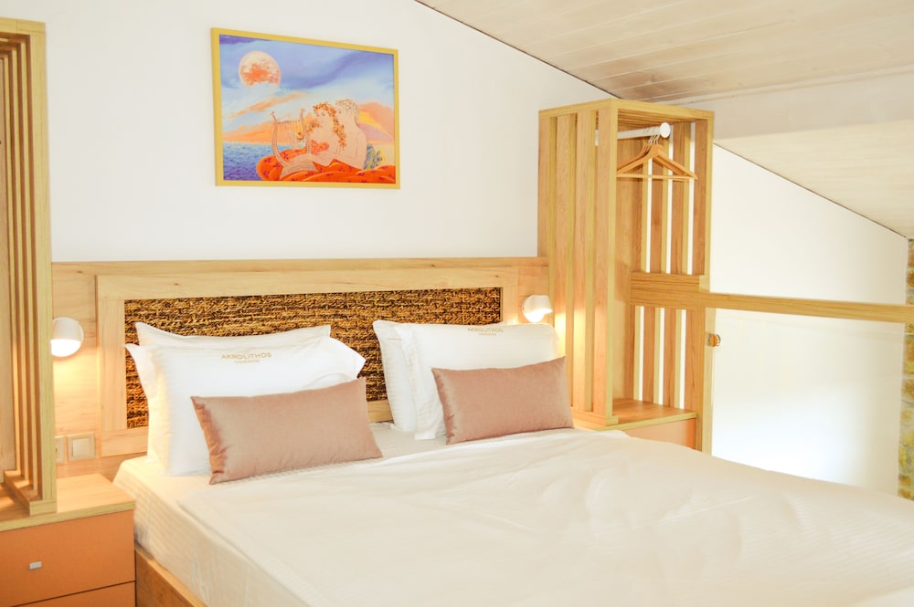 Akrolithos luxury suites photo 3
