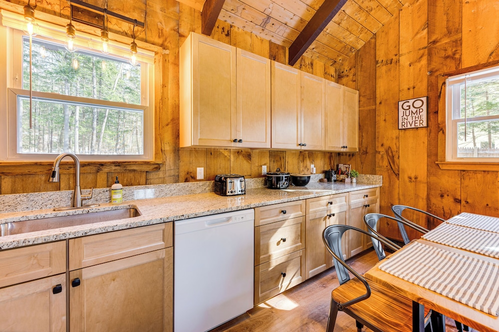 2 Mi to Conway: Cozy Cabin w/ Grill & Yard!