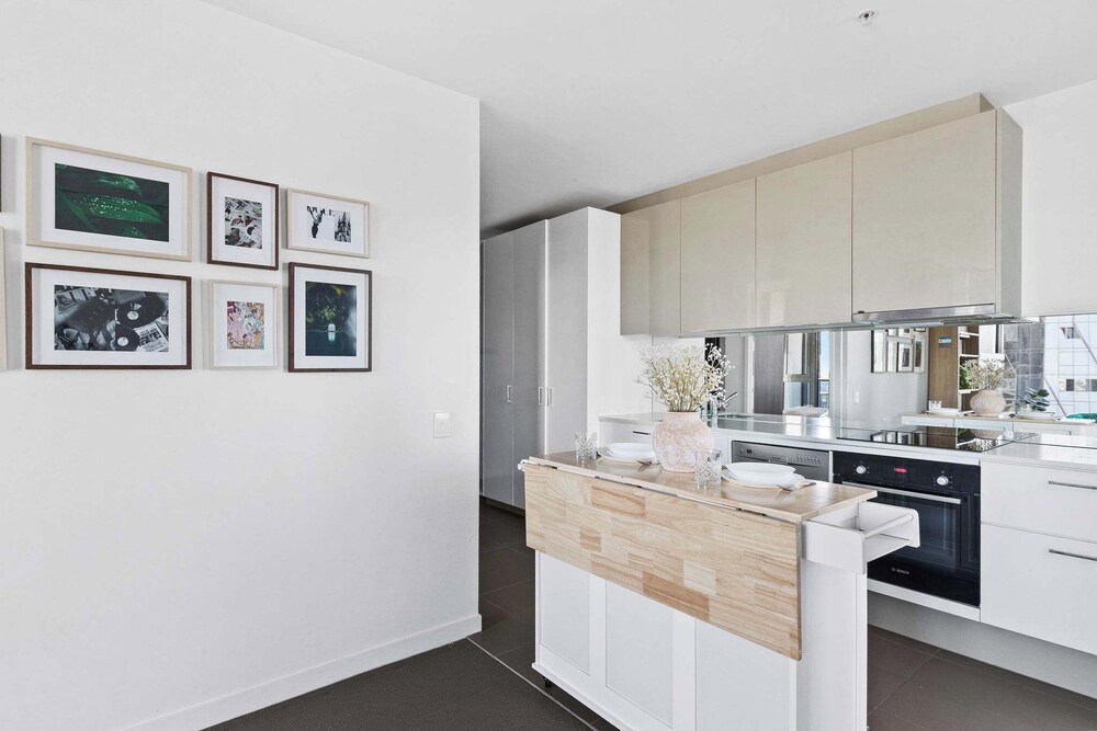 A Cozy 2BR Apt With Harbour Views and Free Parking