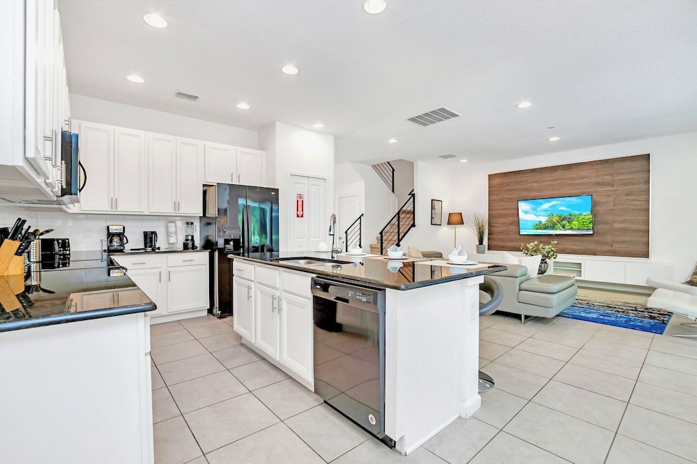 Garden View 6BR Escape With Pool, Hot Tub & Games