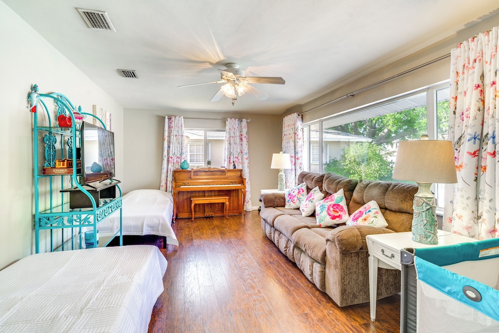 Centrally Located Cocoa Beach Haven: Walk to Shore