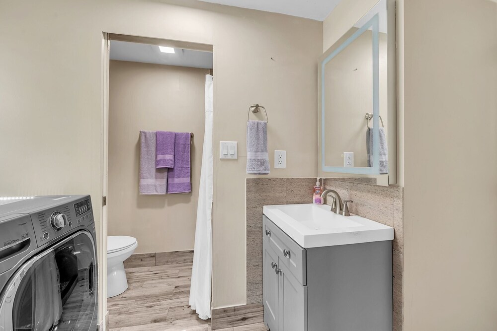 Elwood Park Gem: Spacious 3br Prime Location 3 Bedroom Home