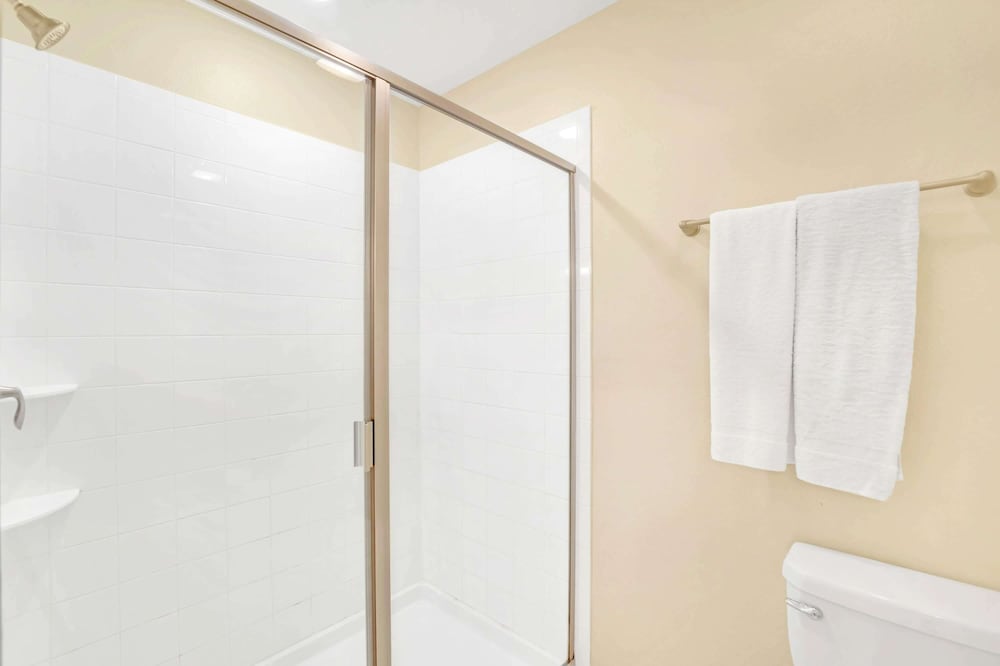 Upstay: Spacious Championsgate Home w Pool & Games