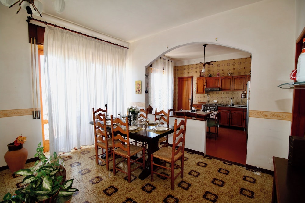 Sicilian Apt in Donnalucata-sleeps 4- 2 Min Beach