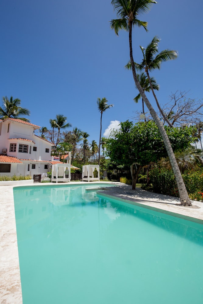 Los Corales Beach Village