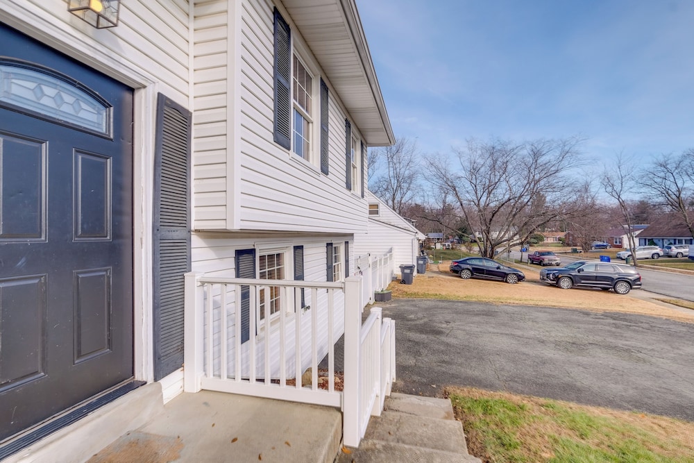 Commute to Alexandria & DC: Home w/ Shared Yard
