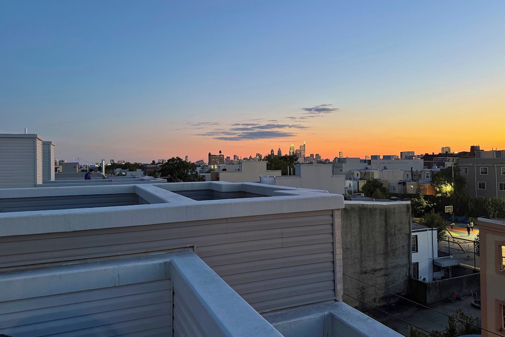 Modern Philly Oasis w/ Rooftop Deck & Game Lounge