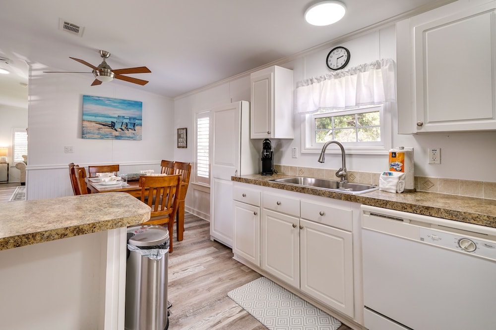 Sunny Fort Myers Home w/ Screened-in Porch & Grill
