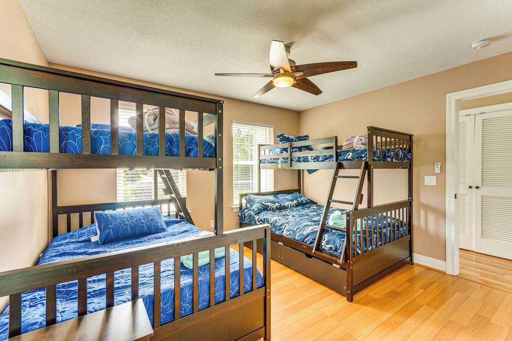 Steps to Bay: Tranquil Navarre Retreat w/ Balcony