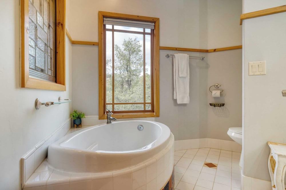 Cathedral View by Avantstay Pool Table + Hot Tub