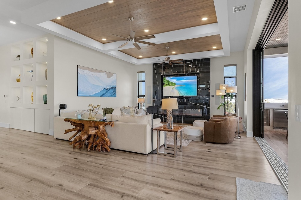 749 Paradise Pointe New Luxury Build 7 Bedroom Home