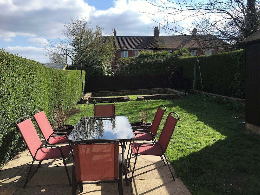 House-sleeps 5-parking-bbq-garden-patio