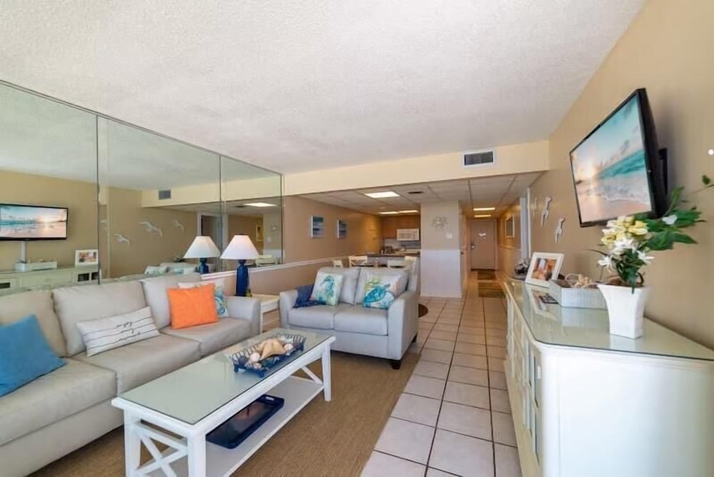 Leeward 403 at Edgewater