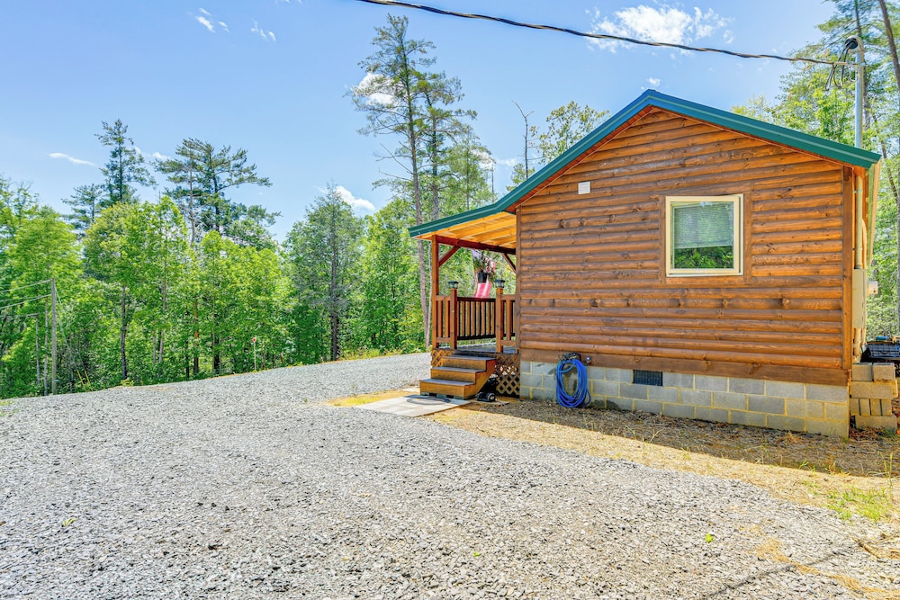 11 Mi to Smoky Mtns: Dog-friendly Sevierville Home