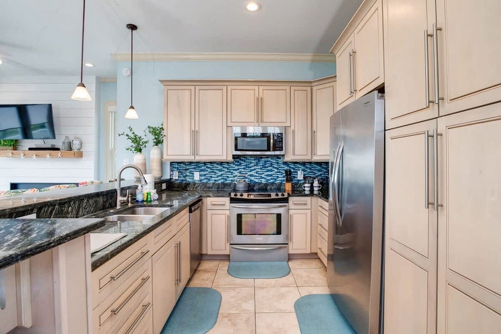 Gulf Shores Escape Walk to Waves Pool Golf Views