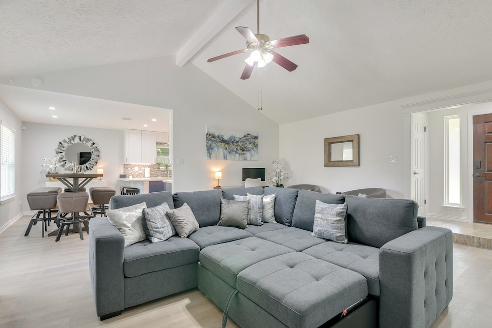 Golf & Get Outside - Family Home in Houston!