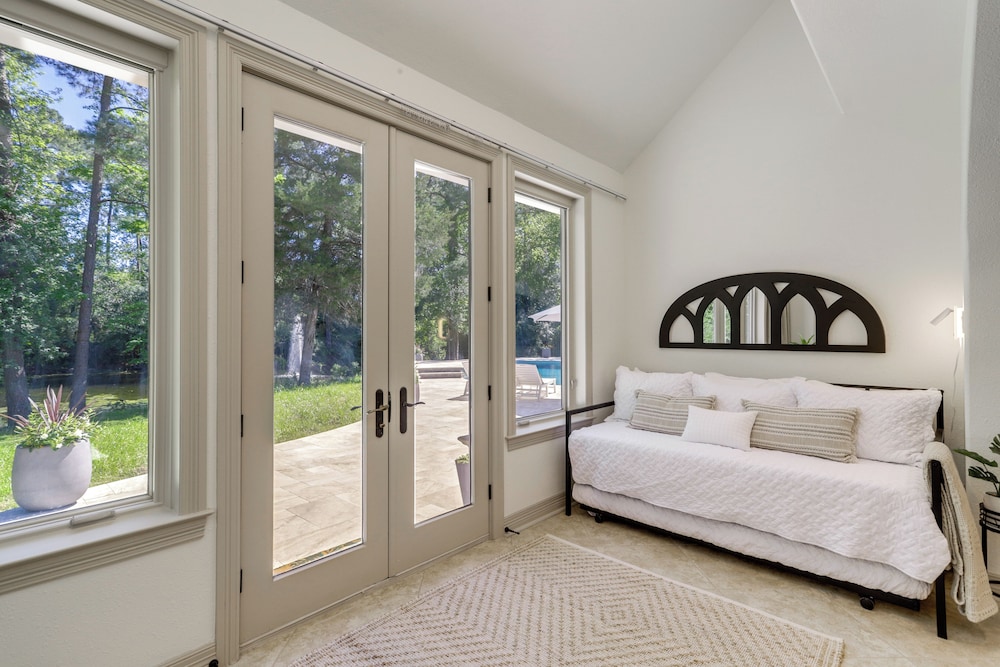Private 25 Acre Estate w/ Lake: Fish & Canoe!