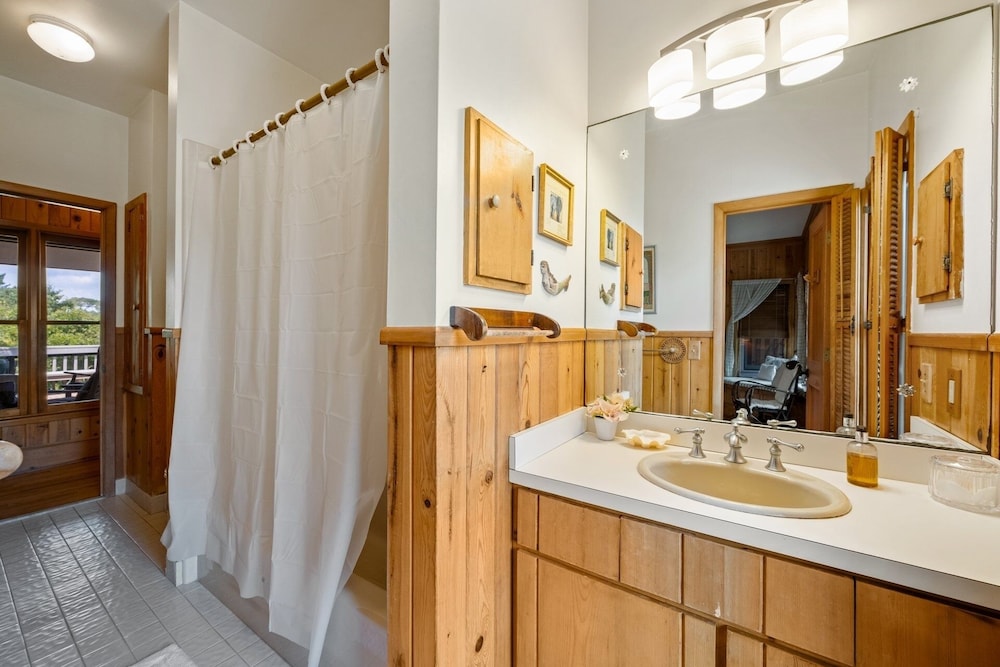Natural And Serene Home Away From Home 5 Bedroom Home by Peace Vacations view 2