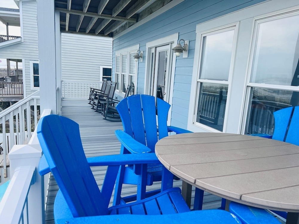 Sunny Times 4 Bedroom Home by RedAwning