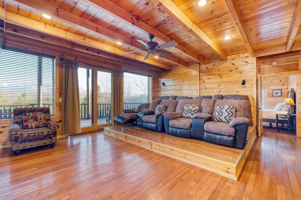 Luxury Cabin w/ Elevator, Theater & Hot Tub Near Dollywood Smoky Vista Lodge