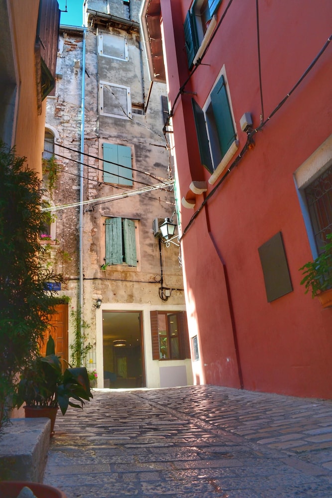 Studio Apartment Eleven