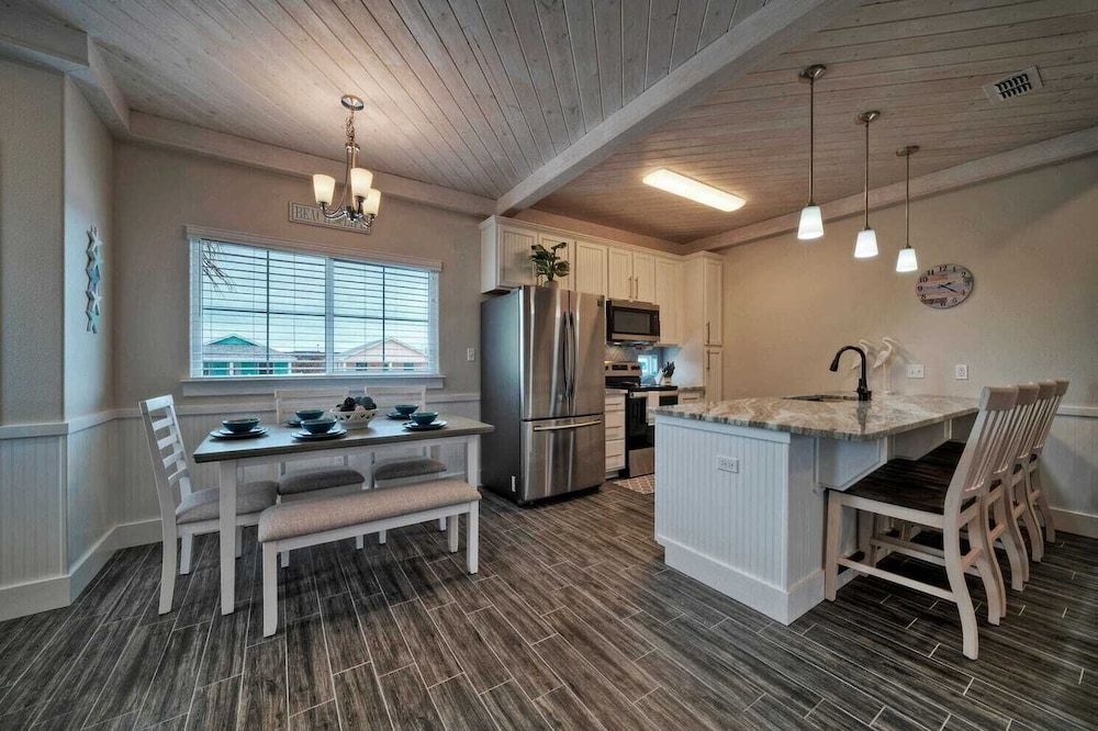 Sleeps 33! 4 Condos, Walk to the Beach, Resort-style Pool, Endless Summer Resort