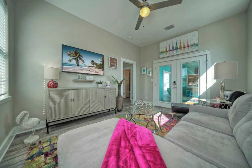 Sleeps 21, 2 Homes 2 Private Pools, Fire Pit, Swing Bar Walk to the Beach