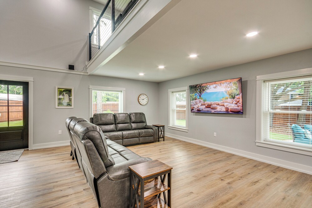 3 Mi to Navarre Beach: Home w/ Furnished Patio