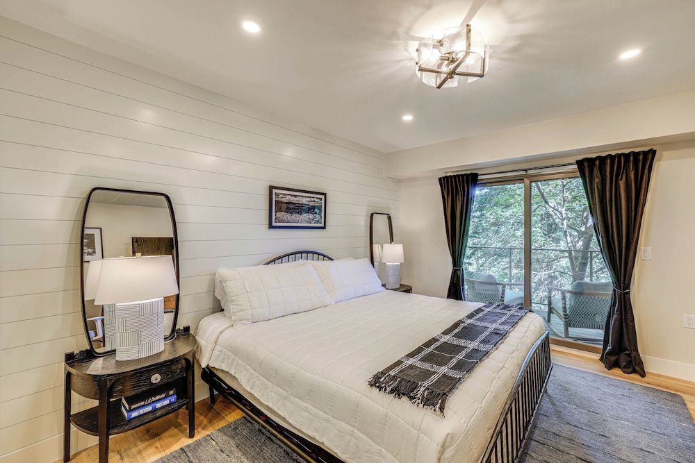 Stunning Forest Views: Luxury Lake Arrowhead Cabin