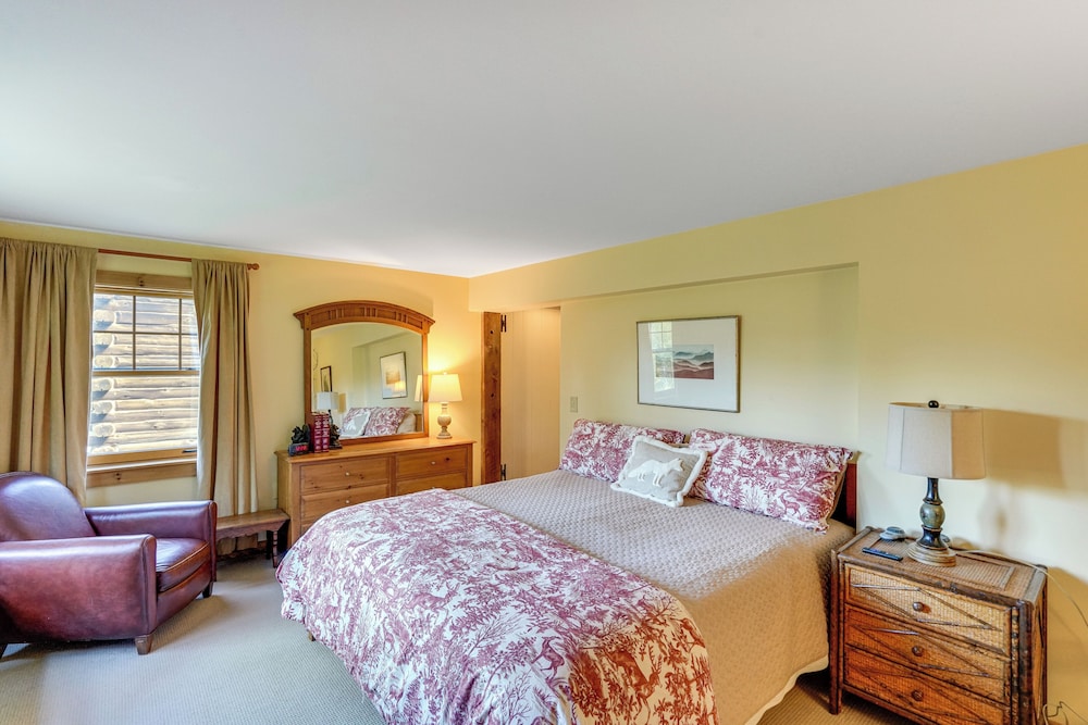 Cozy Log Cabin Near Mt Snow: Views, Modern Comfort