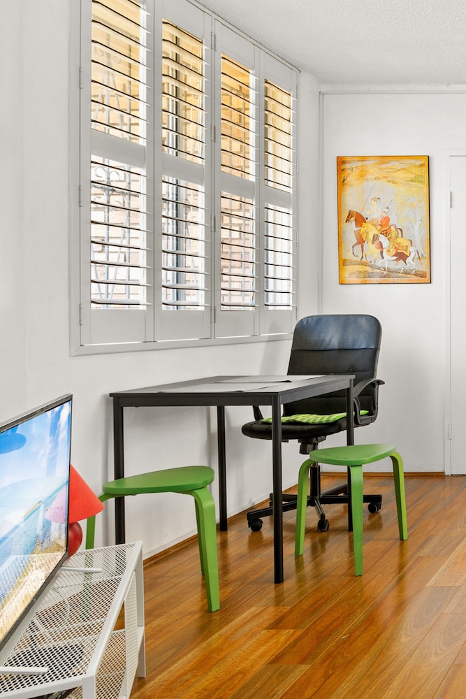 Convenient Studio in Trendy Inner-city Suburb