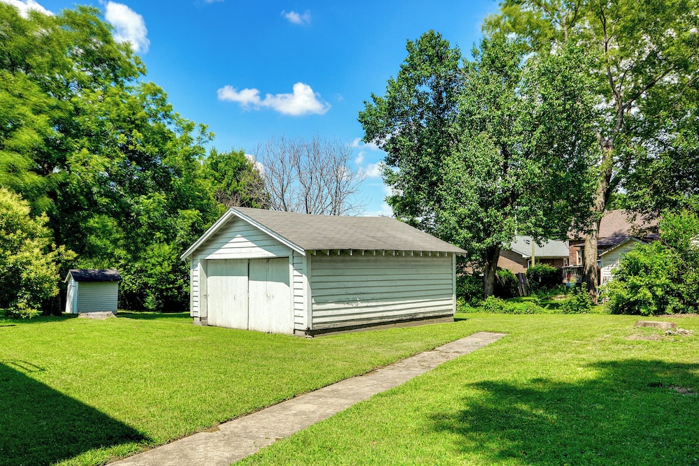 Walk Downtown: Inviting Apartment in Greensboro!