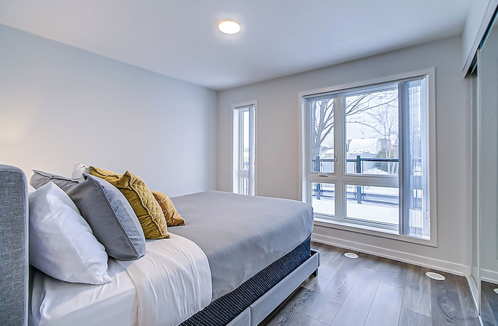 Modern 3BR Retreat Near Yorkdale Mall