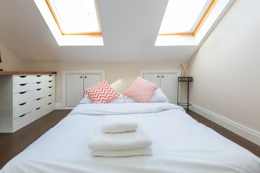 Spacious and Bright 2 Bedroom Flat in Maida Vale