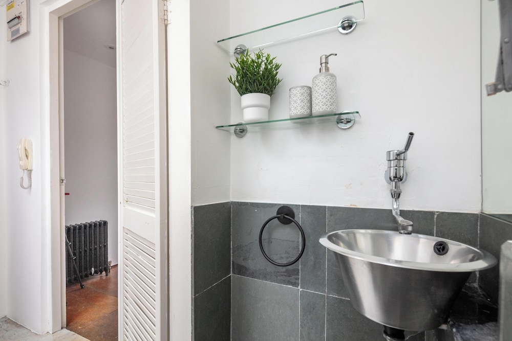 Chic 1BR by Goodge Street Station