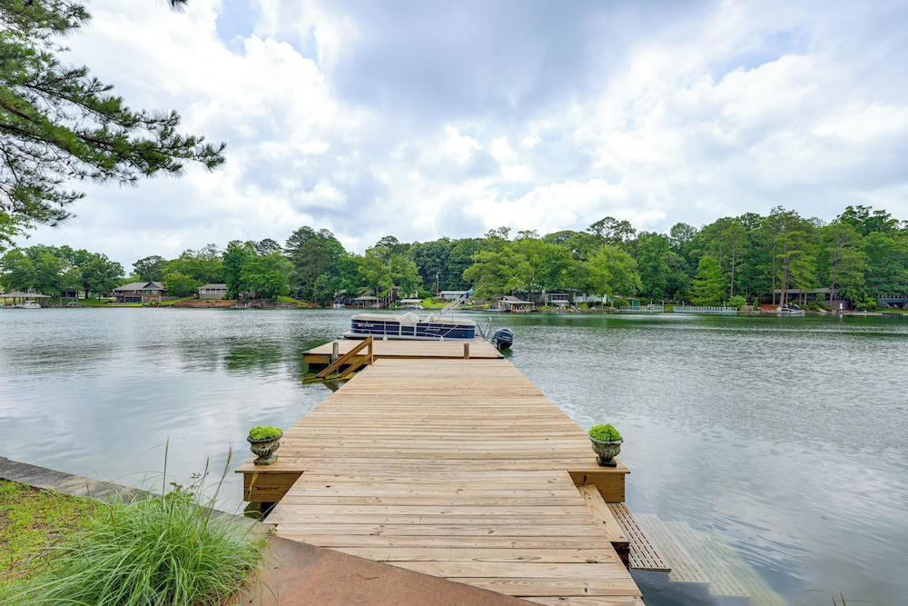 Waterfront Gem on Lake Martin w/ Kayaks & Dock!