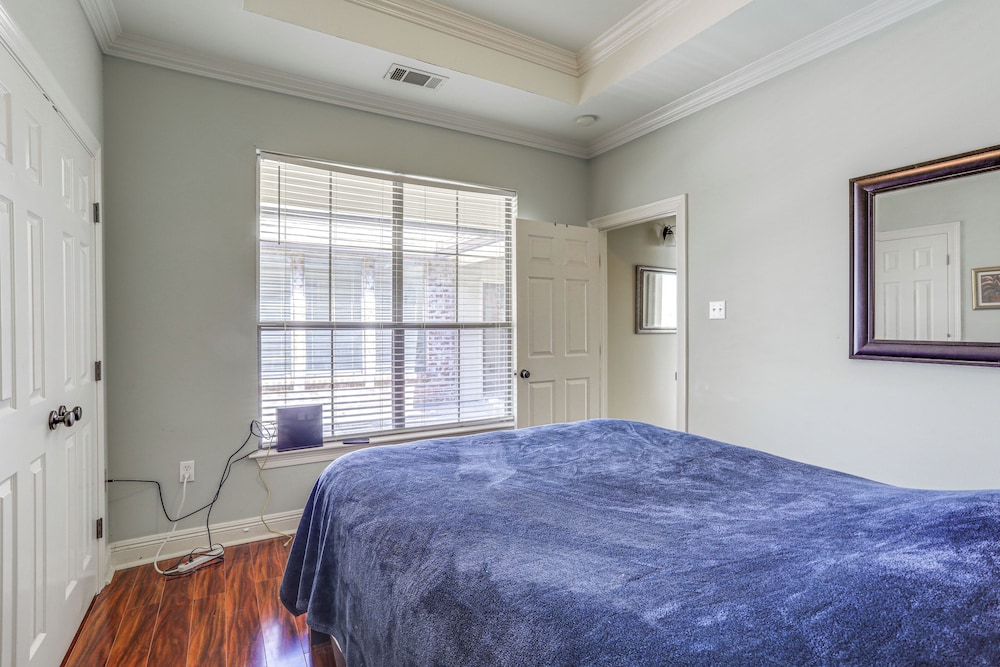 Easy Access to I-10: Family Home in Prairieville!