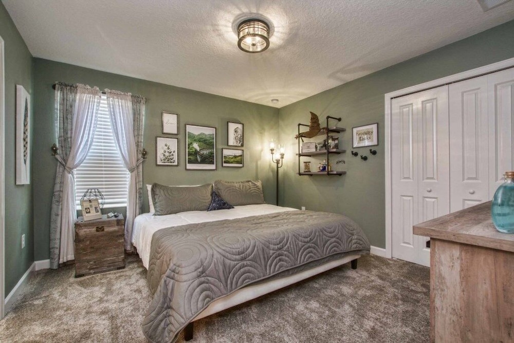 Storey Lake 8 Bed Lake Front Pool & Spa - 1684str 8 Bedroom Home by RedAwning