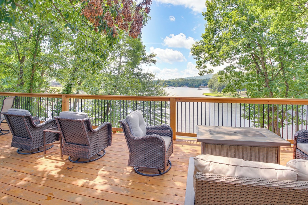 Lake Hamilton Views: Hot Springs Family Home!